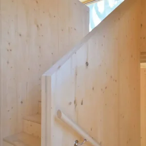 drewniane schody z solidną balustradą z niemalowanego drewna