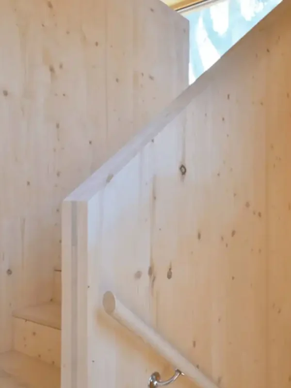 drewniane schody z solidną balustradą z niemalowanego drewna