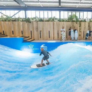 surfer w wewnętrznym wave pool-u