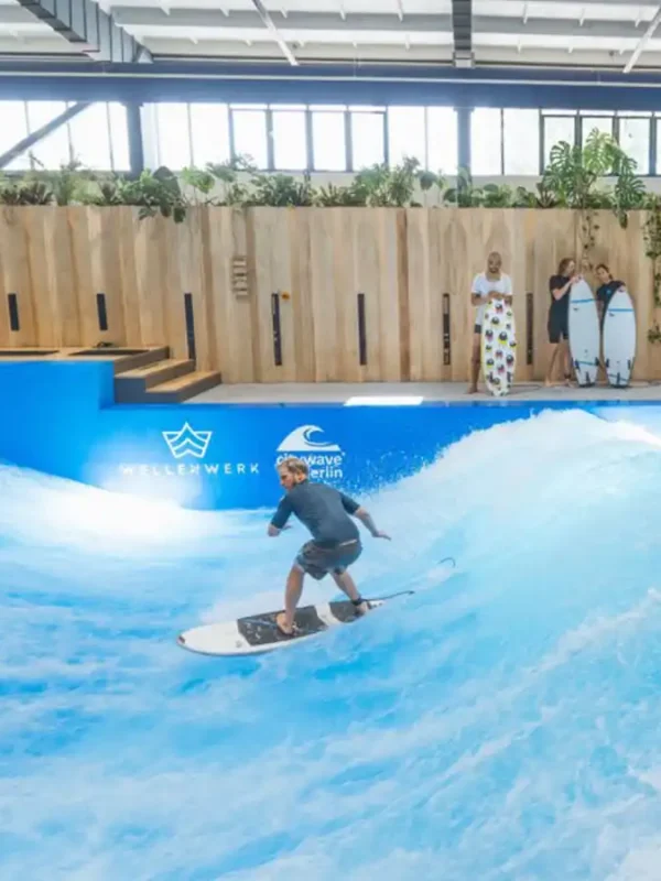 surfer w wewnętrznym wave pool-u