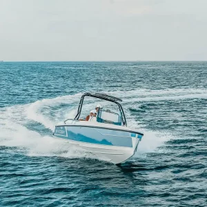 motorówka używana jako water taxi czyli transport wodny w sport stolicy