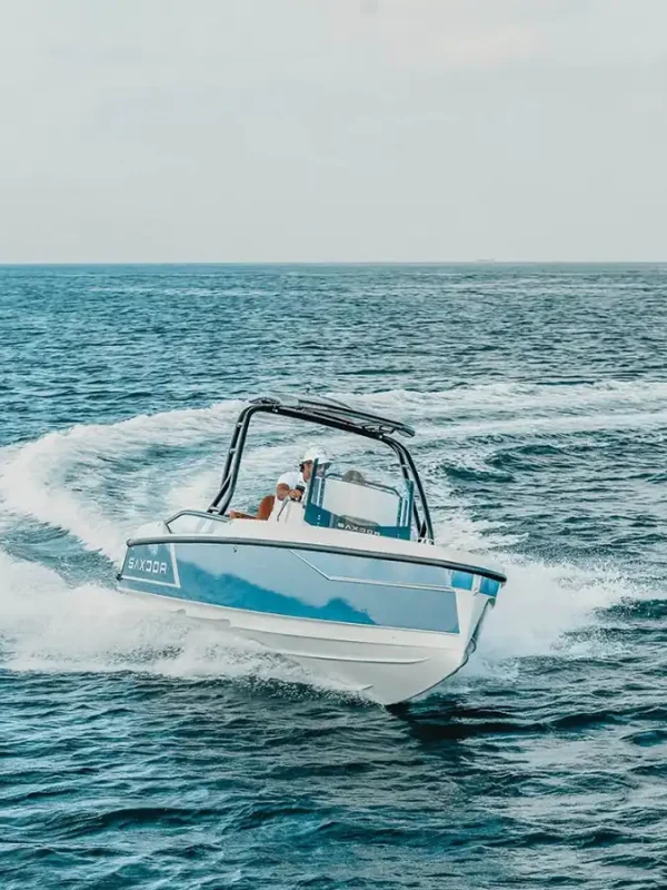 motorówka używana jako water taxi czyli transport wodny w sport stolicy