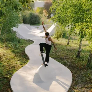 zielony skatepark / skate spot betonowy