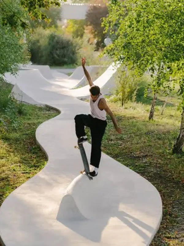 zielony skatepark / skate spot betonowy