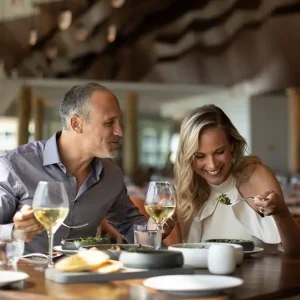 para podczas romantycznego posiłku w lokalu restauracyjnym