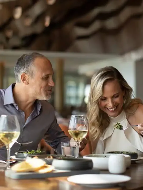 para podczas romantycznego posiłku w lokalu restauracyjnym