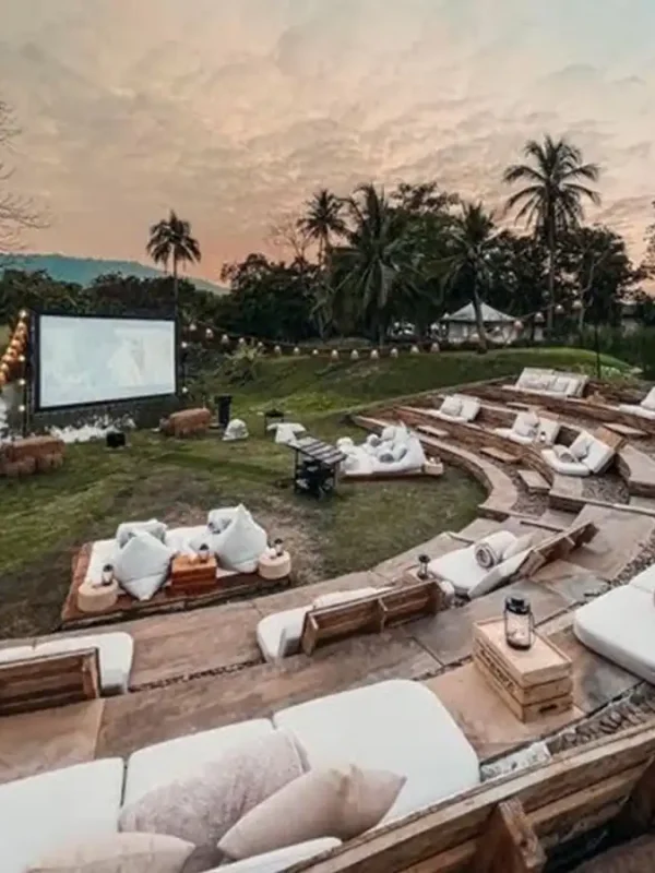 kino plenerowe w przyjemnej lokalizacji z siedziskami stworzonymi z palet oraz poduszek