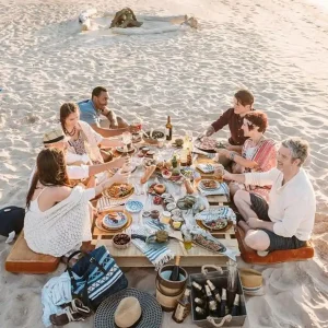 piknik na plaży wśród przyjaciół