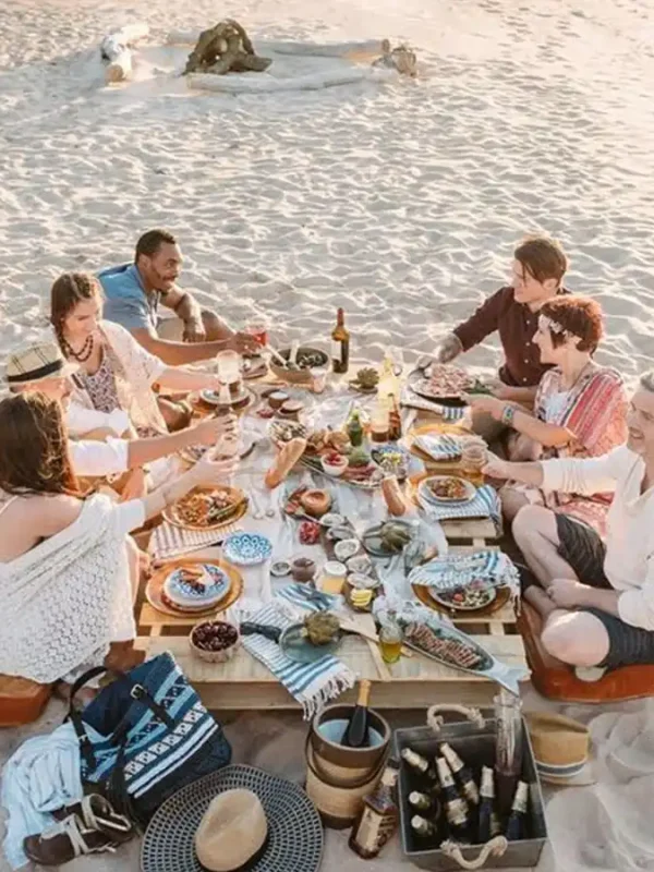 piknik na plaży wśród przyjaciół