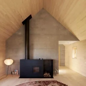 koza lub kominek w małym przytulnym drewnianym lokalu do wynajęcia