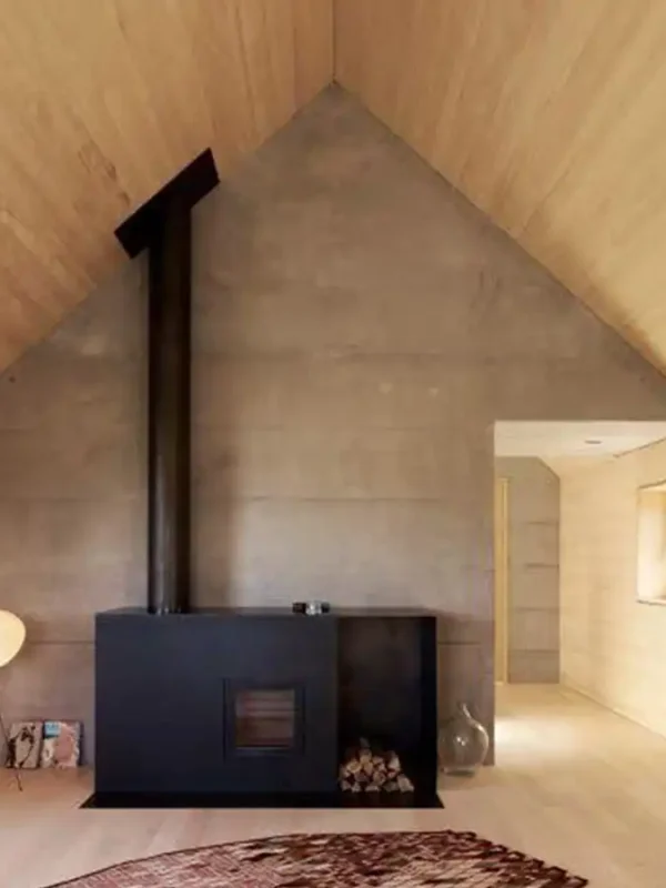 koza lub kominek w małym przytulnym drewnianym lokalu do wynajęcia