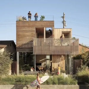 Drewniane domki do wynajęcia w surferskiej lokalizacji z dużą ilością zieleni, blisko plaży