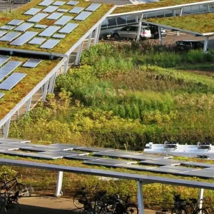 ekologiczne panele fotowoltaiczne oraz zielone zagospodarowanie terenem i parking