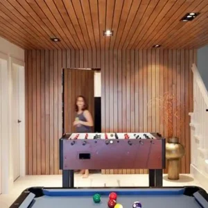 pokój gier i zabaw z piłkażykami i bilardem wykończony drewnianą boazerią