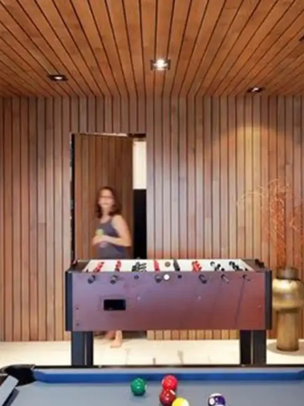 pokój gier i zabaw z piłkażykami i bilardem wykończony drewnianą boazerią