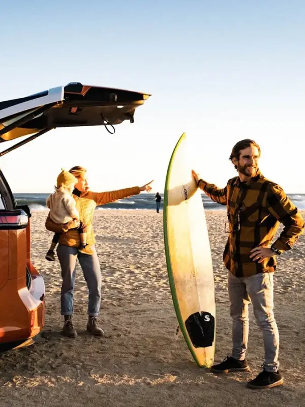 Rodzina, która przyjchała busem na plażę i wybiera się na surfing
