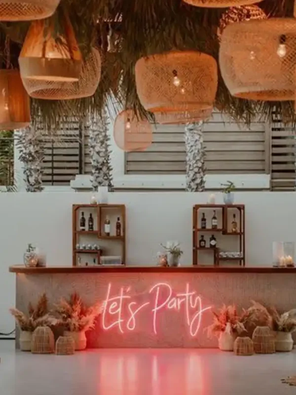 Strefa imprezowa z barem lub DJ-ką w stylu luksusowych tropikalnych kurortów wypoczynkowych