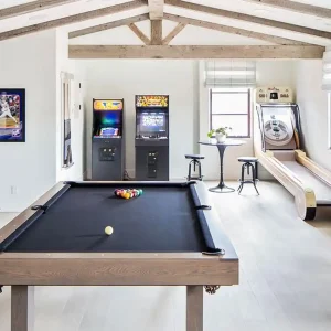 Strefa gier i zabaw z bilardem oraz użądzeniami gier video w stylu arcade