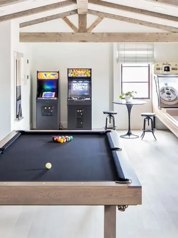 Strefa gier i zabaw z bilardem oraz użądzeniami gier video w stylu arcade